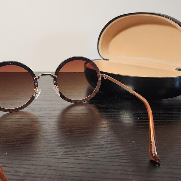 Sunglasses with case - Picture 4 of 4